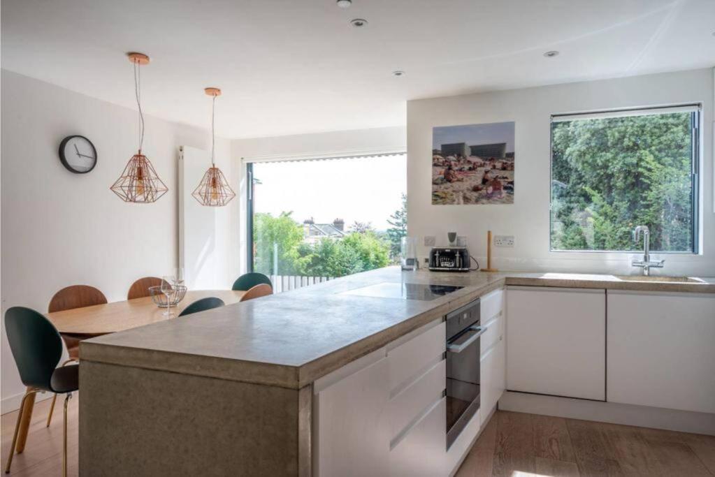 Neoteric Home Wimbledon Village Лондон Екстериор снимка